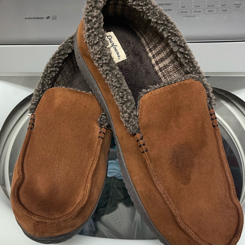 dearfoams Men's Chestnut Brown Suede Moccasin Slippers